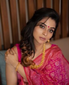 Vinitha Koshy Instagram - PC @ashiq_rahim 
Costume @pastelsdesignstudio 
Make up @aishamuhsina 
Jewellery @nakshatragoldanddiamonds 
Agency: @chiramelmediaworks 

Brand consultant @abithahemington 
Creative Director @babinchiramel 
Location @popularcandlessince1960