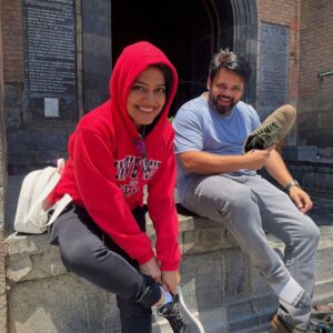 Vishakha Singh Instagram - Preproduction work can be quite a lot of fun. Had a wonderful time on my first trip to Srinagar this weekend, combining work and play! ⚽️🚣‍♂️

Took a fantastic Shikara ride on the iconic Dal Lake and soaked in the beauty while scouting locations for our upcoming sports web series. Srinagar's economic growth in the last few years is encouraging 💼💪

The people were simple– their hospitality and down-to-earth nature won me over.

Two food places that impressed me : Cafe Liberty, where I had the best downtime with delicious food and cozy vibes, and Lhasa Restaurant, a fusion food paradise. 🍛🍻

The weather was perfect, local line production facilities very professional , locations were stunning. It’s no wonder film making has resumed in the valley. 

The Jammu and Kashmir government has placed the licensing system under the Public Service Guarantee Act as part of the new film policy (PSGA). The JK administration has a set deadline of 30 days in which to grant filmmakers' permission. Moreover, a single-window system has been implemented to make things simpler for the producers. Filmmakers can submit online requests for authorization.

Look forward to more travels. If you have been to Srinagar or other areas of Kashmir, do share your reccos! 

My pic courtesy : apna @umangvyasofficial #Simaabhashmi  and the legendary @maheshmathai