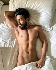 Vishnu Vishal Instagram - Well... joining the trend !

ALMOST !

P.S
Also when wife @jwalagutta1 turns photographer...