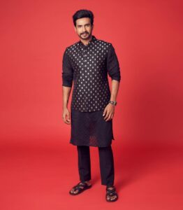 Vishnu Vishal Instagram - Black kurta set by @sawangandhiofficial
Heritage Jewellery by @kishandasjewellery
Styled by @jukalker 
Makeup & hair by @ronan_mili
Captured by 📸  @eshaangirri
