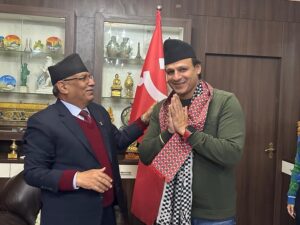 Vivek Oberoi Instagram - Kindness makes people beautiful ❤️

Had the honour of meeting the ever so warm; former Prime Minister of Nepal, Shri Pushpa Kamal Dahal who’s popularly known as Prachanda 🙏🏻

Thank you sir for having us and giving us so much respect, warmth and love 🙏🏻

#nepal #pushpakamaldahal #prachanda #potd #nepaldiaries #sureshoberoi