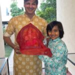 Vivek Oberoi Instagram - गणपति बप्पा मोरया । Welcoming the feeling of pure bliss, joy and happiness this #GaneshChaturthi. ✨ May Lord Ganesha shower his blessings on us 🙏 #ganeshchaturthi #ganesha #ganpatibappamorya #ganpatibappa #reels #reelsinstagram #reelsviral #reelsindia