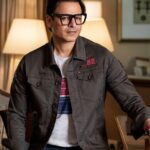 Vivek Oberoi Instagram - The #nye countdown begins but I don’t have a resolution yet🫣 If you guys have your resolutions ready let me know them in the comments below 👇 Might steal a resolution or two🤫 Credits : Photography :Pinkie Makhijani @pinkiemakhijani Make up : Nitin Shitole @nitinshitole77 Hair :Vicky @marathe.vikrant Styling : Krishna Singha Roy @krish_singharoy Clothes:Nostrum @thenostrumstore #potd #newyearsresolution #wednesday #wednesdayvibes