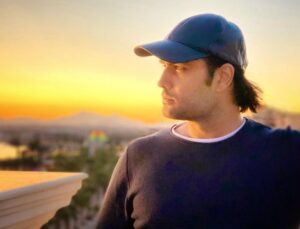 Vivian Dsena Instagram - Always Look At the Brighter Side Of Life…
#tb 
  #optimism #hope #onlygoodvibes 
#littlesister #photography 
📸 @_mimeograph_