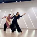 Zoya Afroz Instagram - The sheer pleasure of semi-classical Kathak - a glimpse of intricate footwork, expressive storytelling, and total exuberance. Dancing with & choreography by : @pravinganeshagawane you are just fab 🙌🏼