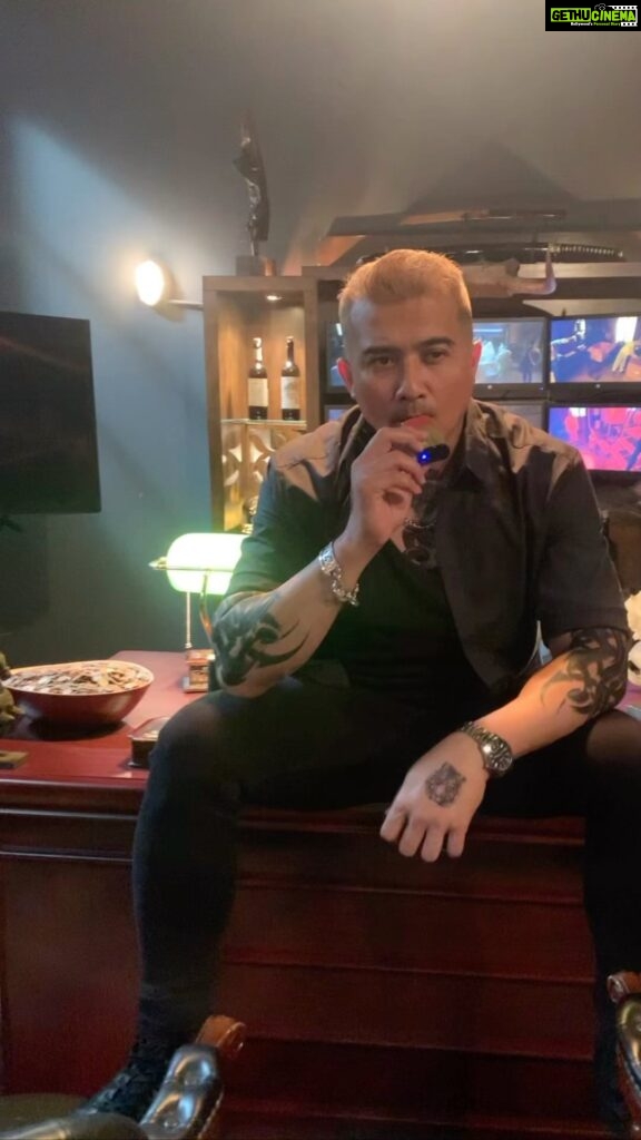 Aaron Aziz Instagram - Thank you semua for the wishes. Cuba teka watak apa pulak Abg skrg? Apa apa pun keep calm and Vape with #AksoGT @officialaksomalaysia #newflavourscoming #malamniadagiveaway #AksoIGO #AksoIGObold #aksohavana