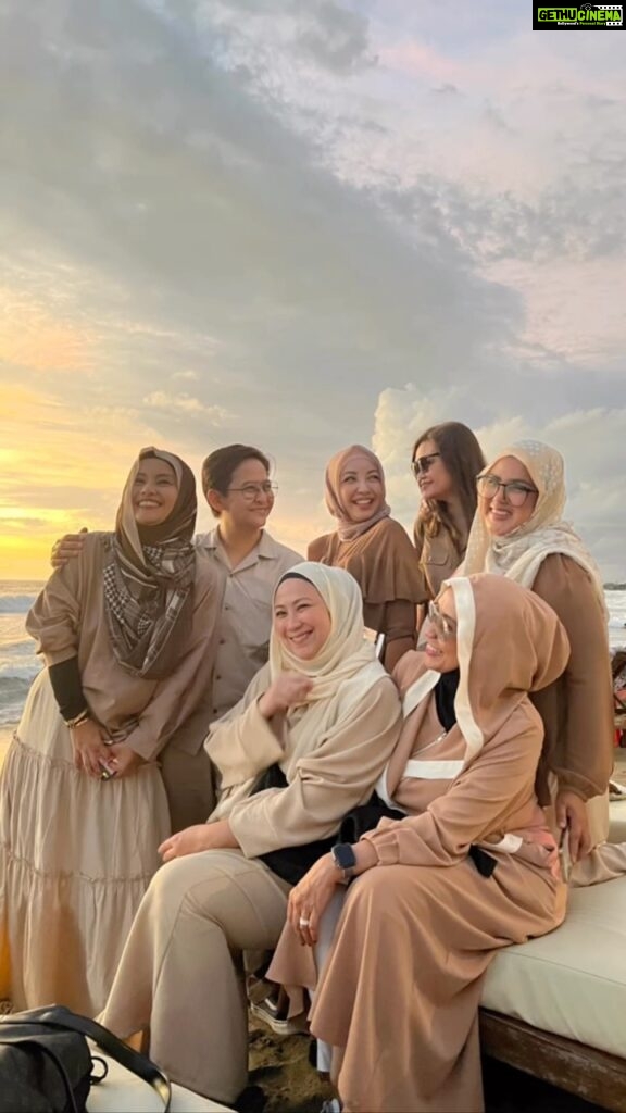 Aaron Aziz Instagram - Masya Allah Tabarakallah Alhamdulilah My first posting for my hubby’s advance surprise Bali trip. I shall keep the surprise post for his birthday on the 23rd Insya Allah So this is our first sunset in Bali with the girl gang and I am truly grateful that everyone made it happen. This is truly memories that will forever be embedded in my heart and mind. Love u all! Thank you from the bottom of my heart. Alhamdulilah for this friendship. @masthussein @fatimahmohsin @eriyanaamin @ezreenpetom @nitzbella @belleamafia Special thanks also to the husbands aka Aaron’s brothers who took the trouble too! @sheikhhaikel @charlie_fiftyfive @aide05 Another surprise couple came two days after 🥰 Big shout out to @baliprivatedrivertours for being patient with our craziness! Engage her!