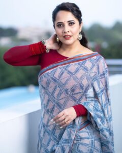 Anasuya Bharadwaj Instagram - #Sumathi 🌺❤️ #VimanamFromJune9th #VimanamMovie @makeupbysiva 💄 @telusivakrishna 🪮 @valmikiramuphotography 📸