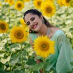 Anasuya Bharadwaj Instagram - Some romancing 💛 with the 🌻 Saree : A present from Mommy dearest @anuradha_khasba 😘 Blouse&Styling : @sreemukhi.mekala 🎩 Jewellery : @aarni_by_shravani ✨ PC: @teamartviewworks 🥰