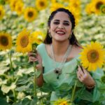 Anasuya Bharadwaj Instagram - Some romancing 💛 with the 🌻 Saree : A present from Mommy dearest @anuradha_khasba 😘 Blouse&Styling : @sreemukhi.mekala 🎩 Jewellery : @aarni_by_shravani ✨ PC: @teamartviewworks 🥰