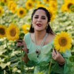 Anasuya Bharadwaj Instagram - Some romancing 💛 with the 🌻 Saree : A present from Mommy dearest @anuradha_khasba 😘 Blouse&Styling : @sreemukhi.mekala 🎩 Jewellery : @aarni_by_shravani ✨ PC: @teamartviewworks 🥰