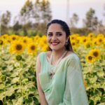 Anasuya Bharadwaj Instagram - Some romancing 💛 with the 🌻 Saree : A present from Mommy dearest @anuradha_khasba 😘 Blouse&Styling : @sreemukhi.mekala 🎩 Jewellery : @aarni_by_shravani ✨ PC: @teamartviewworks 🥰