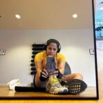Anasuya Bharadwaj Instagram - Motivation is what gets you started.. Habit is what keeps you going.. I am glad I have reached at that place where working out has become a habit.. 🧿 Here I am post workout right after a 14 hour long flight.. fighting a messed up sleep cycle 💪🏻 #FocusOnSelfImprovement #ItsNeverTooLate #YouCanDoIt