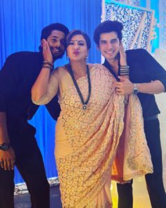 Anisha Hinduja Instagram - Me and #myboys #justlove #candidphotography #lights and #action #bts 
#kundalibhagya ❤️❤️