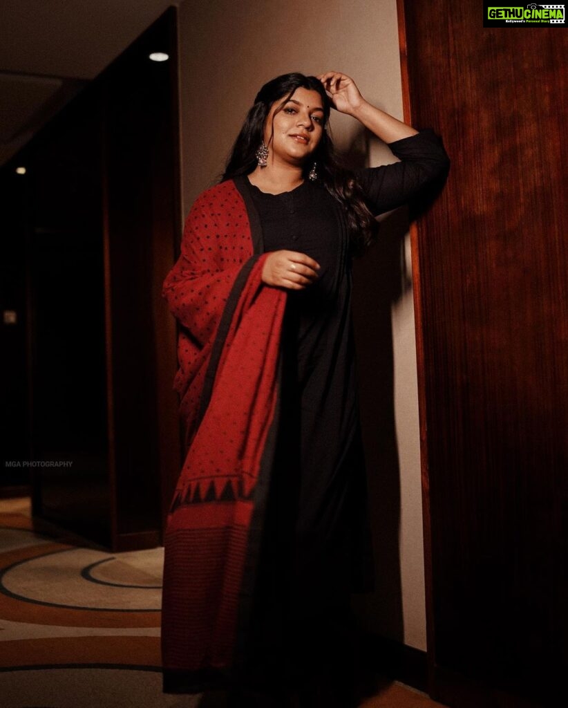 Aparna Balamurali Instagram - 🖤 Styled by: @styledbysmiji Wearing: @theloom.in Accessories: @osvagindia MUAH: @themixandbrows_by_fathimajmal Clicked by: @merin__georg