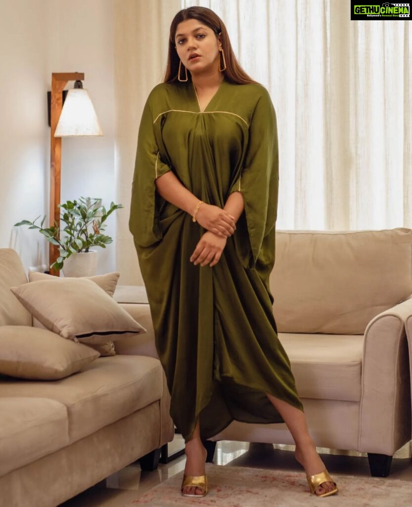 Aparna Balamurali Instagram - aankhon pe mohabbat likh de . gorgeous:@aparna.balamurali 🍃💚 Clicked by: @pournami_mukesh_photography . Outfit and jewellery:@saltstudio . #aparnabalamurali #green #greendress #greenkaftan #elegance #elegantoutfit #gorgeous #ethnic #indowestern #dress #zohrajewellery #earrings #instagood #instadaily #insta #explorepage #explore #beauty