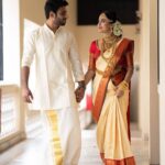Aparna Vinod Instagram - Mangalyam♥️ #wedding #kalyanam #weddingphoto #aparna #aparnavinodwedding #aparnavinodweddingphotos #aparnamarriage #married #engaged #calicut #kerala #keralawedding #hindubride #bridalmakeup #bridallook #keralabride #kanchipuram #actor #actress #malayalamactress #tamilactress #tamil #hinduwedding #traditionalwear #lover #husband #valentine #valentineday Calicut