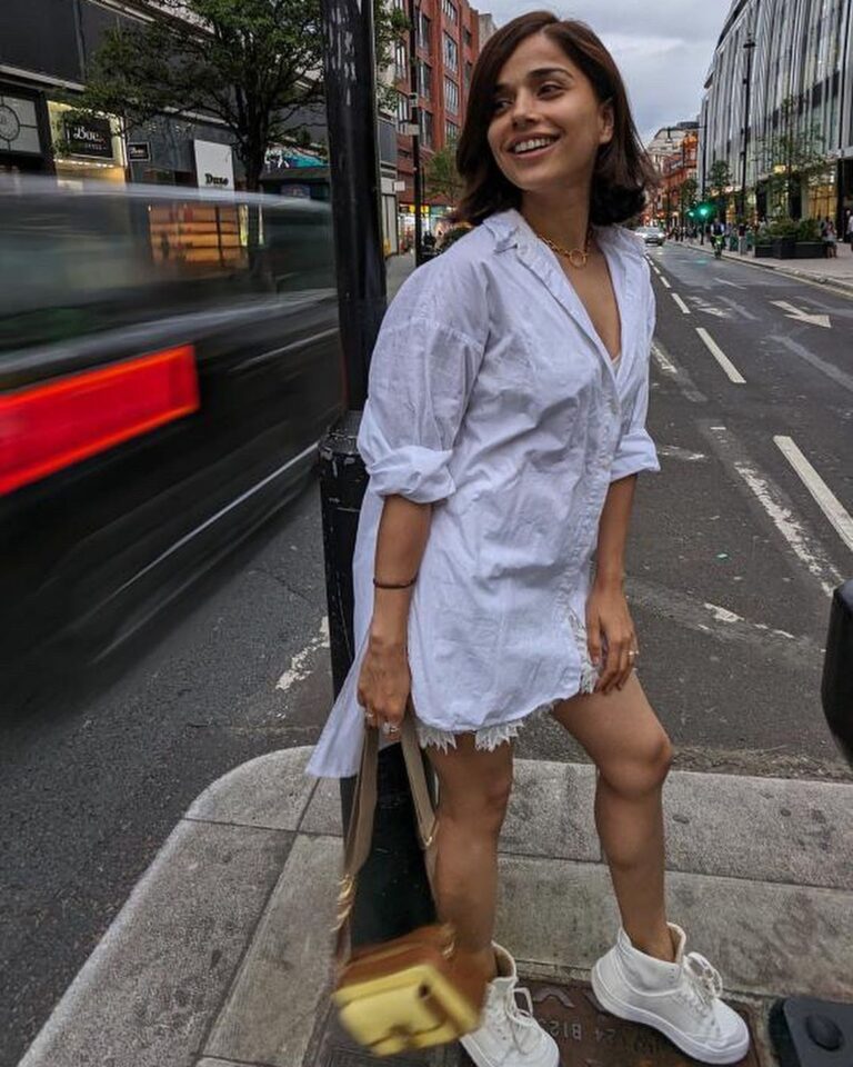 Aparnaa Bajpai Instagram - 🚦 Swapped the Skirt & Top from @wearenuw Pre-loved Bag & shoes from @depop . . . #circulareconomy #circularfashion #secondhandfashion #buysecondhand #buysustainable #recycle #upcycle #preloved #charityshopfinds #swapclothes #secondhand #thriftstorefinds #thrift #thrifting #thriftedfashion #relovedfashion #prelovedfashion #london #londonlife #londonfashion #vintage #veganfashion #sustainablefashion London, United Kingdom