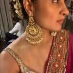 Archana Instagram - A saree I wore 18 years ago for my brother’s wedding & these gorgeous Jhumkas” from @azotiique my first oily look for a wedding 🤪🤪🤪 sorry to all who were averse to my hair oil smell .. but I did put kerestase Ka serum on top of it … what do actors do … I really wanna know 😬😬😬 Rani #pink just is the THINGGGG