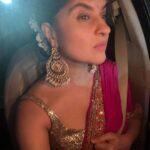 Archana Instagram - A saree I wore 18 years ago for my brother’s wedding & these gorgeous Jhumkas” from @azotiique my first oily look for a wedding 🤪🤪🤪 sorry to all who were averse to my hair oil smell .. but I did put kerestase Ka serum on top of it … what do actors do … I really wanna know 😬😬😬 Rani #pink just is the THINGGGG