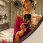 Archana Instagram - A saree I wore 18 years ago for my brother’s wedding & these gorgeous Jhumkas” from @azotiique my first oily look for a wedding 🤪🤪🤪 sorry to all who were averse to my hair oil smell .. but I did put kerestase Ka serum on top of it … what do actors do … I really wanna know 😬😬😬 Rani #pink just is the THINGGGG