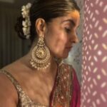 Archana Instagram - A saree I wore 18 years ago for my brother’s wedding & these gorgeous Jhumkas” from @azotiique my first oily look for a wedding 🤪🤪🤪 sorry to all who were averse to my hair oil smell .. but I did put kerestase Ka serum on top of it … what do actors do … I really wanna know 😬😬😬 Rani #pink just is the THINGGGG