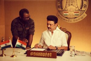 Arunraja Kamaraj Instagram - களம் நமதே பாடல் படப்பிடிப்பு தளத்தில் , 
மனதிற்கு மிகவும் நெருக்கமானவர்களுடன் இணைந்து மனதிற்கு மிகவும் நெருக்கமான ஒரு பாடலும் அதற்கான ஆக்கமும்… வாய்ப்பளித்ததோடு மட்டுமல்லாமல் விழா மேடையில் ஏற்றி கௌரவப்படுத்தி மகிழ்ந்த @udhay_stalin சார் நன்றிகள் கோடி சார் ❤️❤️❤️❤️ மாண்புமிகு முதல்வரை இயக்கிய அனுபவம் என்றும் ஓர் மறக்க முடியாத நினைவாய் மேலோங்கும் .. இப்பாடலின் தரத்திற்காக இரவு பகலாக என்னோடு பயணித்த, முன்நின்று நிகழ்த்திக்காட்டிய சக அணியினருக்கும் நெஞ்சார்ந்த நன்றிகள் @dineshkrishnandp ப்ரோ ❤️❤️❤️❤️ நடன இயக்குநர் @leelavathi_kumar மாஸ்டர் 🫡🫡🫡 மற்றும் அனைத்து தொழில்நுட்ப கலைஞர்களுக்கும் நன்றி ❤️🙏🙏🙏