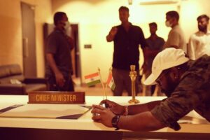 Arunraja Kamaraj Instagram - களம் நமதே பாடல் படப்பிடிப்பு தளத்தில் , 
மனதிற்கு மிகவும் நெருக்கமானவர்களுடன் இணைந்து மனதிற்கு மிகவும் நெருக்கமான ஒரு பாடலும் அதற்கான ஆக்கமும்… வாய்ப்பளித்ததோடு மட்டுமல்லாமல் விழா மேடையில் ஏற்றி கௌரவப்படுத்தி மகிழ்ந்த @udhay_stalin சார் நன்றிகள் கோடி சார் ❤️❤️❤️❤️ மாண்புமிகு முதல்வரை இயக்கிய அனுபவம் என்றும் ஓர் மறக்க முடியாத நினைவாய் மேலோங்கும் .. இப்பாடலின் தரத்திற்காக இரவு பகலாக என்னோடு பயணித்த, முன்நின்று நிகழ்த்திக்காட்டிய சக அணியினருக்கும் நெஞ்சார்ந்த நன்றிகள் @dineshkrishnandp ப்ரோ ❤️❤️❤️❤️ நடன இயக்குநர் @leelavathi_kumar மாஸ்டர் 🫡🫡🫡 மற்றும் அனைத்து தொழில்நுட்ப கலைஞர்களுக்கும் நன்றி ❤️🙏🙏🙏