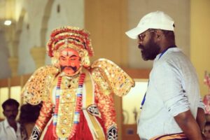Arunraja Kamaraj Instagram - களம் நமதே பாடல் படப்பிடிப்பு தளத்தில் , 
மனதிற்கு மிகவும் நெருக்கமானவர்களுடன் இணைந்து மனதிற்கு மிகவும் நெருக்கமான ஒரு பாடலும் அதற்கான ஆக்கமும்… வாய்ப்பளித்ததோடு மட்டுமல்லாமல் விழா மேடையில் ஏற்றி கௌரவப்படுத்தி மகிழ்ந்த @udhay_stalin சார் நன்றிகள் கோடி சார் ❤️❤️❤️❤️ மாண்புமிகு முதல்வரை இயக்கிய அனுபவம் என்றும் ஓர் மறக்க முடியாத நினைவாய் மேலோங்கும் .. இப்பாடலின் தரத்திற்காக இரவு பகலாக என்னோடு பயணித்த, முன்நின்று நிகழ்த்திக்காட்டிய சக அணியினருக்கும் நெஞ்சார்ந்த நன்றிகள் @dineshkrishnandp ப்ரோ ❤️❤️❤️❤️ நடன இயக்குநர் @leelavathi_kumar மாஸ்டர் 🫡🫡🫡 மற்றும் அனைத்து தொழில்நுட்ப கலைஞர்களுக்கும் நன்றி ❤️🙏🙏🙏