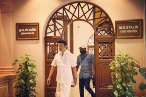 Arunraja Kamaraj Instagram - களம் நமதே பாடல் படப்பிடிப்பு தளத்தில் , 
மனதிற்கு மிகவும் நெருக்கமானவர்களுடன் இணைந்து மனதிற்கு மிகவும் நெருக்கமான ஒரு பாடலும் அதற்கான ஆக்கமும்… வாய்ப்பளித்ததோடு மட்டுமல்லாமல் விழா மேடையில் ஏற்றி கௌரவப்படுத்தி மகிழ்ந்த @udhay_stalin சார் நன்றிகள் கோடி சார் ❤️❤️❤️❤️ மாண்புமிகு முதல்வரை இயக்கிய அனுபவம் என்றும் ஓர் மறக்க முடியாத நினைவாய் மேலோங்கும் .. இப்பாடலின் தரத்திற்காக இரவு பகலாக என்னோடு பயணித்த, முன்நின்று நிகழ்த்திக்காட்டிய சக அணியினருக்கும் நெஞ்சார்ந்த நன்றிகள் @dineshkrishnandp ப்ரோ ❤️❤️❤️❤️ நடன இயக்குநர் @leelavathi_kumar மாஸ்டர் 🫡🫡🫡 மற்றும் அனைத்து தொழில்நுட்ப கலைஞர்களுக்கும் நன்றி ❤️🙏🙏🙏