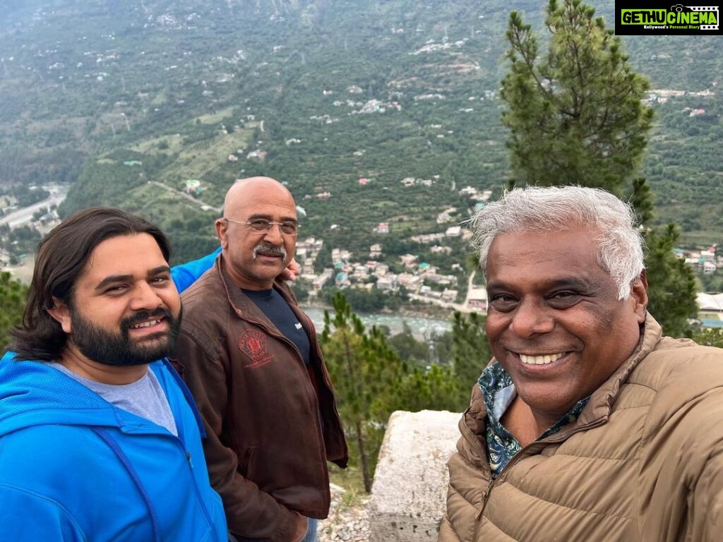 Ashish Vidyarthi Instagram - Kullu Ka Purana Ghar 🏘️ Ep. 7 Watch the vlog on YouTube Ashish Vidyarthi Actor Vlogs Yaari Dosti Se Hai Zindagi! Hum pahuch gaye hai khoobsurat Kullu, mere dost Raja Sharma ke Ghar. Iss vlog mein aap ko milwaunga Shardul, Rama Ji, Raja aur unki Mata Ji se. Tung galiyon se hotey hue kuch pyaare pyaare ghar dikhaunga aur haan Raja Ka school bhi. Woh pahaad jaha kuch yaadein basti hai...Some memories never fade away and when friends meet, it's like reliving all those memories once again. Iss vlog mein hum 2 aur khaas dosto se bhi milenge. (Watch the vlog to know more... Sab yahi thodi bataunga 😉). As I travel with Raja, my classmate from NSD and his son Shardul, some incredible memories of 1987 start coming back. Rashtriya Puraskar Se Sammanit, Kullu ki ek khaas jagah bhi dikhaunga aapko iss vlog mein, jaha haathon se banaye jatey hai Kullu ke famous shawls. The intricacies with which the textiles are handmade here are simply magical. Finally chalenge Kullu valley ke pahaad ke highest point par.... Kaha?? Kullu ke ek pahaad ke aakhir gaon - Byasar Village mein. Toh der kis baat ki dost, Kullu ka khoobsurat ghar, Dil chura lene waley wadiyon ke beech, miltey hai kuch dosto se aur fir kuch nayi yaadein banatey hai. Kyunki mujhe dosto ke sath ghumna pasand hai...Aur aap mere dost hai ❤ Alshukran Bandhu, Alshukran Zindagi. #himachalpradesh #kullu #friends #love #family #shawl #kullumanali #shawlfashion #howitsmade Kullu - कुल्लू, Himachal Pradesh