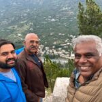 Ashish Vidyarthi Instagram - Kullu Ka Purana Ghar 🏘️ Ep. 7 Watch the vlog on YouTube Ashish Vidyarthi Actor Vlogs Yaari Dosti Se Hai Zindagi! Hum pahuch gaye hai khoobsurat Kullu, mere dost Raja Sharma ke Ghar. Iss vlog mein aap ko milwaunga Shardul, Rama Ji, Raja aur unki Mata Ji se. Tung galiyon se hotey hue kuch pyaare pyaare ghar dikhaunga aur haan Raja Ka school bhi. Woh pahaad jaha kuch yaadein basti hai...Some memories never fade away and when friends meet, it's like reliving all those memories once again. Iss vlog mein hum 2 aur khaas dosto se bhi milenge. (Watch the vlog to know more... Sab yahi thodi bataunga 😉). As I travel with Raja, my classmate from NSD and his son Shardul, some incredible memories of 1987 start coming back. Rashtriya Puraskar Se Sammanit, Kullu ki ek khaas jagah bhi dikhaunga aapko iss vlog mein, jaha haathon se banaye jatey hai Kullu ke famous shawls. The intricacies with which the textiles are handmade here are simply magical. Finally chalenge Kullu valley ke pahaad ke highest point par.... Kaha?? Kullu ke ek pahaad ke aakhir gaon - Byasar Village mein. Toh der kis baat ki dost, Kullu ka khoobsurat ghar, Dil chura lene waley wadiyon ke beech, miltey hai kuch dosto se aur fir kuch nayi yaadein banatey hai. Kyunki mujhe dosto ke sath ghumna pasand hai...Aur aap mere dost hai ❤ Alshukran Bandhu, Alshukran Zindagi. #himachalpradesh #kullu #friends #love #family #shawl #kullumanali #shawlfashion #howitsmade Kullu - कुल्लू, Himachal Pradesh