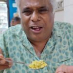 Ashish Vidyarthi Instagram - Authentic Maharashtrian Breakfast You Must Try in Mumbai with Ashish Vidyarthi 🤤😍 Watch full vlog on YouTube-Ashish Vidyarthi Actor Vlogs Dost aaj Mumbai ki sadko pe cycling karenge? Main aapke saath share karunga apna ek bada hi kadwa anubhav...arrey aapne literally toh nahi le liya na? (Watch the vlog to find out!🥲) Bass phir kya? After a satisfying cycling session main aur Swapnil nikal pade Authentic Maharashtrian Breakfast karne. Aur main pahuch gaya apne barso purane favourite joint - ‘Sapre’ pe. I have been visiting this place since 1995 ever since I discovered this joint. An interesting thing happened recently after I put up a vlog of me enjoying hot and tasty Missal here, many people visited ‘Sapre’ to have the same dish and I happened to meet one such young gentleman today. Chaliye saath saath khatey hai garama garam pohe, sabudana khichdi, alu vadi aur upvaas ki thalipeeth. Wah! aa gaya na aapke bhi muh mein paani? Main toh fan ho gaya hoon Maharashtrian food ka 🤤 After a hearty and soul satisfying breakfast, hum chalenge ek khaas shakhs se milney, mere pyaare dost Sandeep Kulkarni aur unki Maa jinhe main ‘Aai’ bulata hoon. Ek pyaari mulaqat, khub saari baatein aur bahut kuch agle vlog mein. Tab tak khush rahiye, khushiyaan failaiye aur acchi chhezon pe dhyaan dein! Cheers and lots of love ❤️ Alshukran Bandhu, Alshukran Zindagi. #food #reels #breakfast #maharashtrian #pohe #thalipeeth #foodie #reelitfeelit #reels #reelkarofeelkaro #mumbai #streetfood Mumbai, Maharashtra