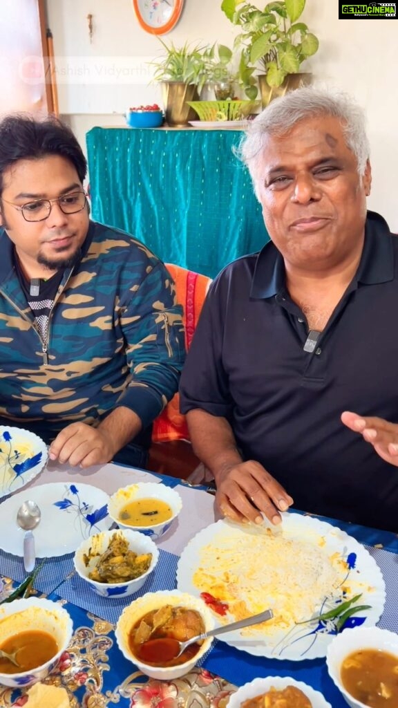 Ashish Vidyarthi Instagram - HANDI MUTTON…THIS IS THE REAL DEAL FROM SILIGURI😋😍🔥 @soumya.ghosh25 Thank you bandhu for this amazing experience 🤗 #food #mutton #foodreels #reelitfeelit #reelkarofeelkaro #foodblogger #muttonhandi #handimutton #garlic #homecooking #home #siliguri #westbengal #friends #vlog #foodie #zerowatt #ashishvidyarthi #actorslife Siliguri