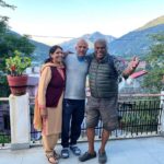 Ashish Vidyarthi Instagram - Kullu Ka Purana Ghar 🏘️ Ep. 7 Watch the vlog on YouTube Ashish Vidyarthi Actor Vlogs Yaari Dosti Se Hai Zindagi! Hum pahuch gaye hai khoobsurat Kullu, mere dost Raja Sharma ke Ghar. Iss vlog mein aap ko milwaunga Shardul, Rama Ji, Raja aur unki Mata Ji se. Tung galiyon se hotey hue kuch pyaare pyaare ghar dikhaunga aur haan Raja Ka school bhi. Woh pahaad jaha kuch yaadein basti hai...Some memories never fade away and when friends meet, it's like reliving all those memories once again. Iss vlog mein hum 2 aur khaas dosto se bhi milenge. (Watch the vlog to know more... Sab yahi thodi bataunga 😉). As I travel with Raja, my classmate from NSD and his son Shardul, some incredible memories of 1987 start coming back. Rashtriya Puraskar Se Sammanit, Kullu ki ek khaas jagah bhi dikhaunga aapko iss vlog mein, jaha haathon se banaye jatey hai Kullu ke famous shawls. The intricacies with which the textiles are handmade here are simply magical. Finally chalenge Kullu valley ke pahaad ke highest point par.... Kaha?? Kullu ke ek pahaad ke aakhir gaon - Byasar Village mein. Toh der kis baat ki dost, Kullu ka khoobsurat ghar, Dil chura lene waley wadiyon ke beech, miltey hai kuch dosto se aur fir kuch nayi yaadein banatey hai. Kyunki mujhe dosto ke sath ghumna pasand hai...Aur aap mere dost hai ❤ Alshukran Bandhu, Alshukran Zindagi. #himachalpradesh #kullu #friends #love #family #shawl #kullumanali #shawlfashion #howitsmade Kullu - कुल्लू, Himachal Pradesh