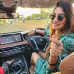 Bhanu Sri Mehra Instagram - It's a wibe 💙 #offroaddriving #enjoyed #feelinggood #bhanusree🔥❤️ #mggloster #car #driving #love