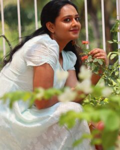 Divya Padmini Instagram - Varshamayooramengo peelividarthidumbol….🎶
📸 : @_q_creations_