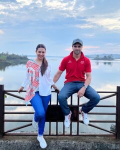 Divyanka Tripathi Instagram - Ghar se nikalte hi...kuchh door chalte hi...raste mein hai- yeh nazaaraa. #Bhopal #MyBackyard