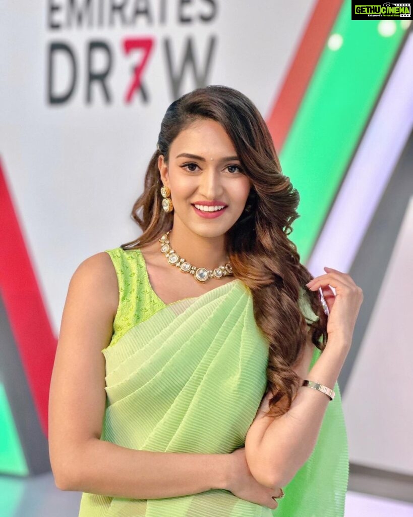 Erica Fernandes Instagram - And just like that she turned into a desi girl. Saree @threadnbutton @sonyashaikh