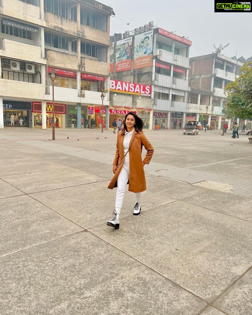 Erica Fernandes Instagram - Walking around sector 17 Chandigarh in search of food and look what i found and then simply fell in love with it .. swipe to see the last pic ! do you like having the same ?