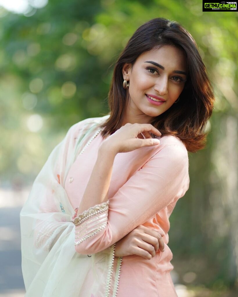 Erica Fernandes Instagram - What do you like to wear in Indian traditional wear ? 1. Saree 2. Suits