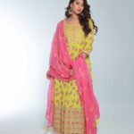 Erica Fernandes Instagram - Desi girl vibes Outfit @tara_c_tara 📷 @hussammoussa #indianoutfits #desigirl #indianwear