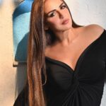 Esha Deol Instagram - ♠️ 📸Photographer - @tinadehal 💄HMU - @fatima_dsouza @ankitamanwanimakeupandhair 💃🏻Styled by - @imeshadeol ♥️Managed by -@palsandpeersentertainment 🕺🏼Staff - @shankarjadhav813 #blackgown #photographylovers #eshadeolxtinadehal #wednesday #esha #eshadeol #blackdress #eshainblack #dolcivita #photoshoot #posinglikeaqueen #pose #photooftheday #black #dress #gratitude🧿♥️