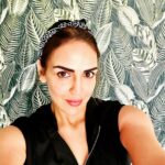 Esha Deol Instagram - Bandana girl 💚🍀 Ready set go ! It’s Monday 👍🏼 #shootlife #mondaymotivation #readysetgo #workmode #shootlife #photooftheday #bandanagirl #mondayvibes #offtowork #eshadeol #gratitude 🧿♥️