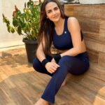 Esha Deol Instagram - Here's to another beautiful day full of sunshine 🌞and sweat 😉 #performancewear #fitnessjourney #fitfam #fitspiration #workoutmotivation #trainhard #stayfit ♥️🧿