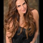 Esha Deol Instagram - La Dolce Vita 💋♥️ 📸Photographer - @tinadehal 💄HMU - @fatima_dsouza @ankitamanwanimakeupandhair 💃🏻Styled by - @imeshadeol ♥️Managed by -@palsandpeersentertainment 🕺🏼Staff - @shankarjadhav813 #esha #eshadeol #blackdress #eshainblack #dolcivita #photoshoot #posinglikeaqueen #pose #photooftheday #black #dress #gratitude🧿♥️