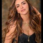 Esha Deol Instagram - La Dolce Vita 💋♥️ 📸Photographer - @tinadehal 💄HMU - @fatima_dsouza @ankitamanwanimakeupandhair 💃🏻Styled by - @imeshadeol ♥️Managed by -@palsandpeersentertainment 🕺🏼Staff - @shankarjadhav813 #esha #eshadeol #blackdress #eshainblack #dolcivita #photoshoot #posinglikeaqueen #pose #photooftheday #black #dress #gratitude🧿♥️