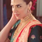Esha Deol Instagram - 🌹 For - @mahendertayal @anmoltayal HMU - @ankitamanwanimakeupandhair @fatima_dsouza Staff- @shankarjadhav813 #reels #trendingreels #reelitfeelit #indian #indianwear #desi #treditionallook #flowers #roses #hairstyles #treditionljewellery #eshadeol #gratitude 🧿♥️