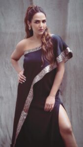 Esha Deol Instagram - This outfit is specially made for me by Sundari khan . Have always loved wearing her clothes. Love you sundari aunty ♥️ @fardeenfkhan 

📸Photographer - 
@sahilsachdevaphotography 
💄HMU - 
@ankitamanwanimakeupandhair @surve.jaya 
👗Styled by - @priyaaa24 
💃🏻Outfit - #sundarikhan 
♥️Managed by - @palsandpeersentertainment
🕺🏼Staff - @shankarjadhav813

#reels #trendingreels #eshadeol #photoshoot #eshadeol blackoutfit #oneshoulderdress #gratitude 🧿♥️