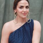 Esha Deol Instagram - If you find it hard to laugh at yourself , I would be happy to do it for you 😉🤭 ( truth - I laugh at myself a lot & it’s fun . Try it ) Here are some candid pictures which were clicked before we got the final shot . Fun moments with the team . 📸Photographer - @sahilsachdevaphotography 💄HMU - @ankitamanwanimakeupandhair @surve.jaya 👗Styled by - @priyaaa24 💃🏻Outfit - @pleatsbyaruni 💎Jewellery- @amamajewels 👠 shoes - @versace 👛 bag - @maisonvalentino ♥️Managed by -@palsandpeersentertainment 🕺🏼Staff - @shankarjadhav813 #laughter #keepitreal #smile #photoshoot #picoftheday #saturdayvibes #eshadeol #gratitude 🧿♥️